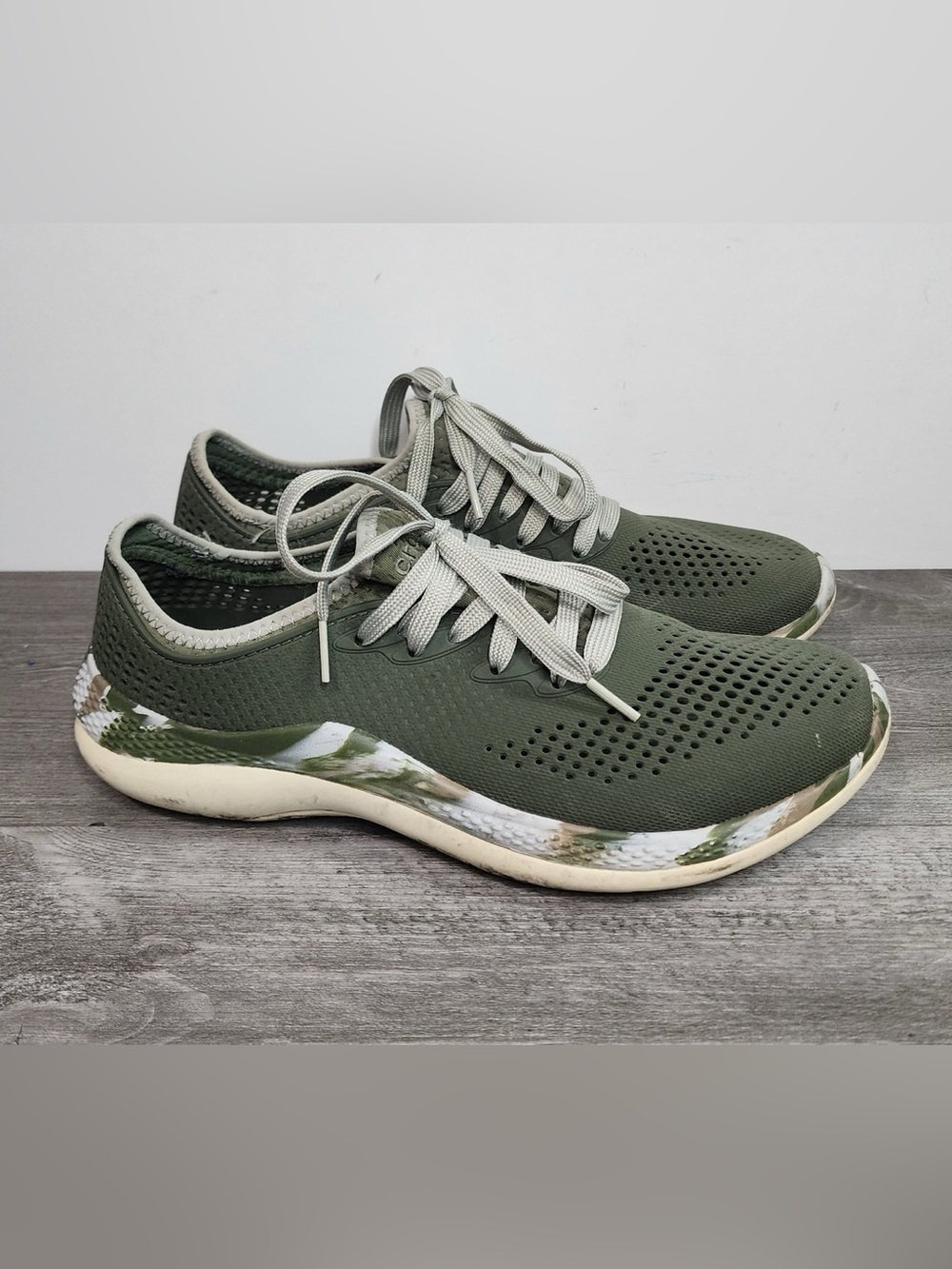 CROCS Men’s Olive Knit Lace-Up Athletic Sneakers with Camouflage Midsole m13